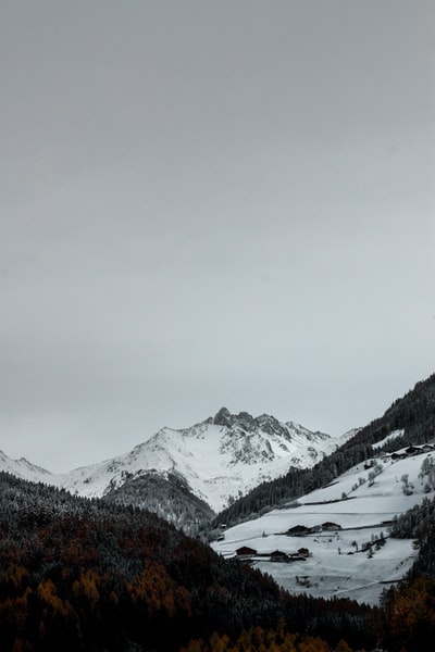雪覆盖的山
